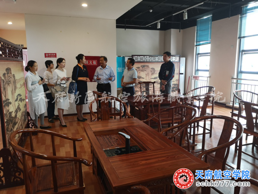 1537514112693155.png 梁中正副院長講解茶藝.png