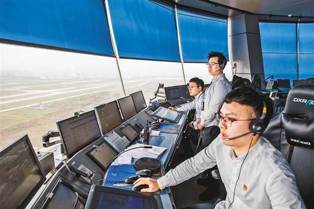 探秘重慶機場塔臺 每天近千架飛機如何有序起降483423_ 探秘重慶機場塔臺 每天近千架飛機如何有序起降