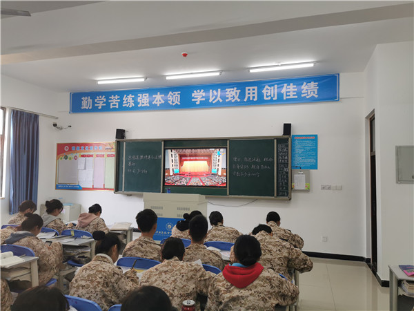 1573731245574130.jpg 學(xué)生收看報告會1.jpg