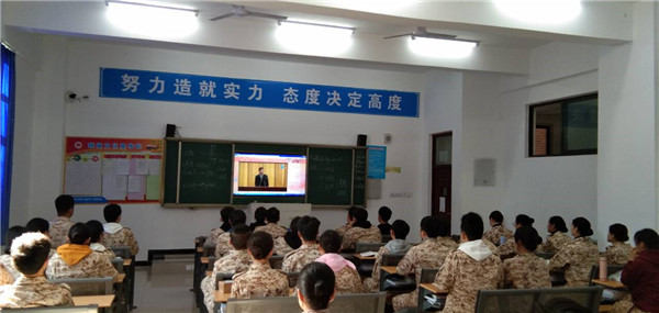 1573731250724009.jpg 學(xué)生收看報告會2.jpg