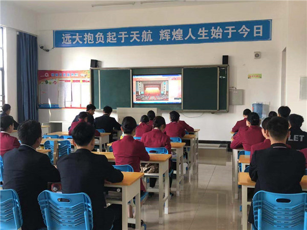1573731254186671.jpg 學(xué)生收看報告會3.jpg