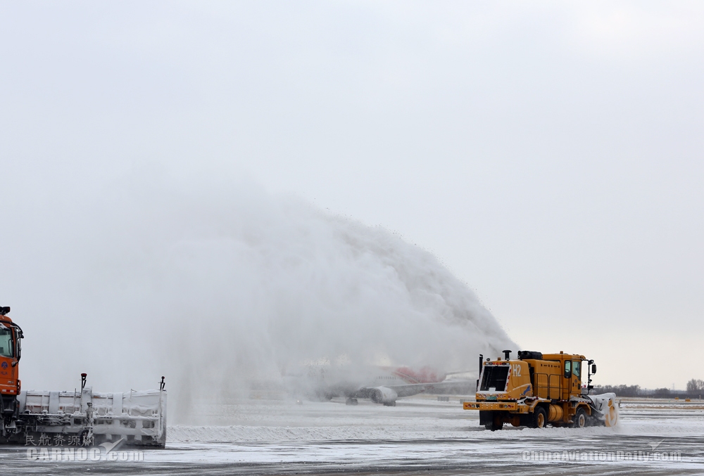 大雪面前勇?lián)?dāng) 哈爾濱機(jī)場(chǎng)贏戰(zhàn)大雪紀(jì)實(shí)513493_ 大雪面前勇?lián)?dāng) 哈爾濱機(jī)場(chǎng)贏戰(zhàn)大雪紀(jì)實(shí)